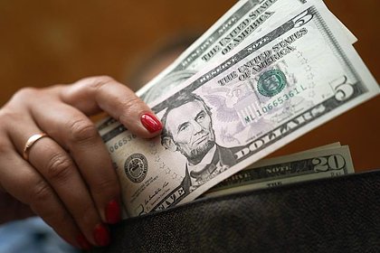 Россияне начали активно скупать доллары и евро