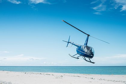 Вертолет с туристами на борту упал на труднодоступном пляже на Гавайях