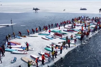 Заплыв россиян на дрейфующей льдине с дедом Мазаем и зайцами попал на видео