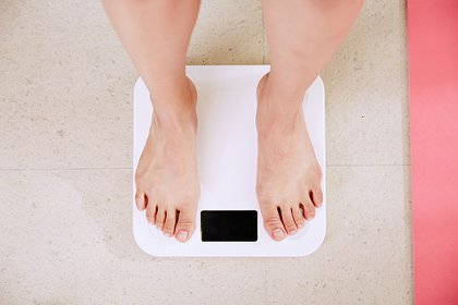 Диетолог опровергла популярный миф о вреде «запретных» при похудении продуктов