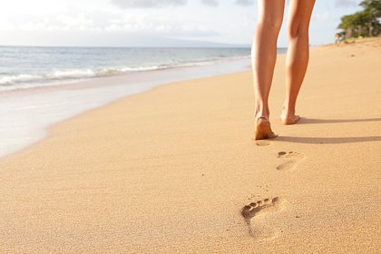 Девушка поделилась способом уйти с пляжа без песка на ногах и прослыла в сети гением