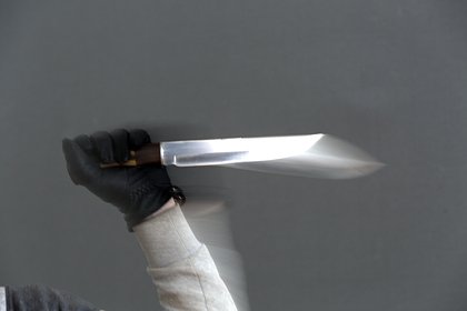 В Москве мужчина вышел на улицу с ножом и начал угрожать зарезать девушку