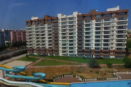 Модель из России выпала с восьмого этажа в Турции, считалась погибшей и воскресла