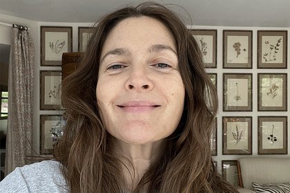 50-летняя Дрю Бэрримор показала лицо без макияжа
