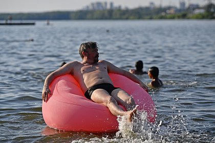 Россиян предупредили об опасности купания в пресных водоемах