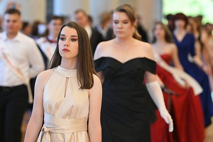 Россияне потратили рекордную сумму на покупку платьев и костюмов для выпускного