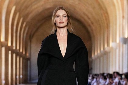 43-летняя Наталья Водянова прошлась по подиуму на показе Jacquemus