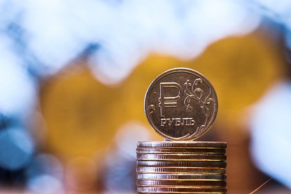Названа самая подорожавшая за полугодие валюта в мире