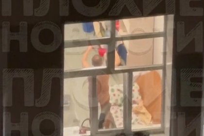 Россиянин устроил примерку трусов в лицее и попал на видео