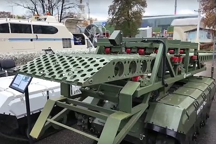 В России представили беспилотный мостоукладчик