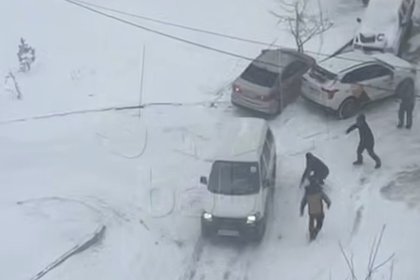 В российском городе автомобили «поскользнулись» на льду и попали на видео