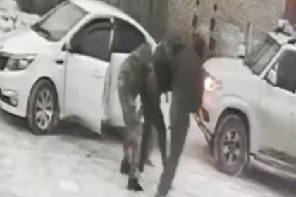 Россиянина затолкали в машину ради шутки