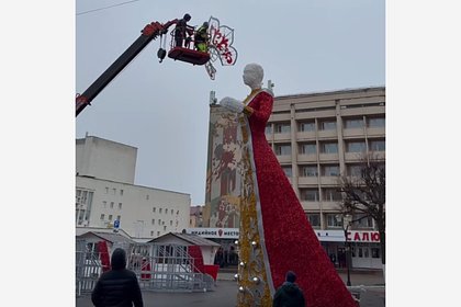 В российском городе появилась гигантская снегурочка без головы за миллионы рублей