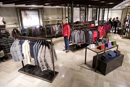 Бренд мужской одежды раскритиковали за унижающую женщин бирку