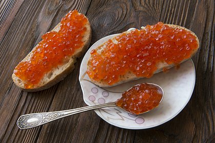 Россиян призвали отказаться от покупки красной икры с одной добавкой