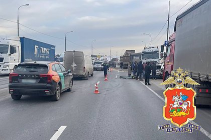 В Подмосковье грузовик выехал на встречку и протаранил две легковушки