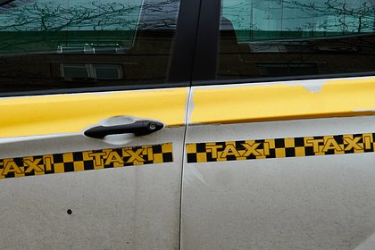 Таксисту стали угрожать после спасения российской бабушки от аферистов