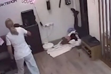Избиение бьюти-блогерши в российском салоне красоты попало на видео