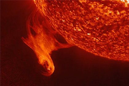 Солнце выбросило крупный протуберанец