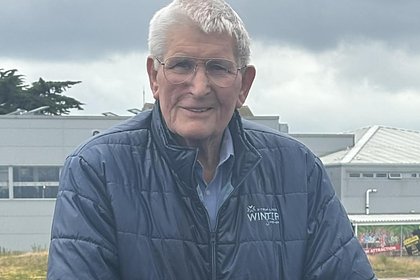 Пожилой мужчина выплюнул залетевший ему в рот лист и получил штраф на 26 тысяч рублей