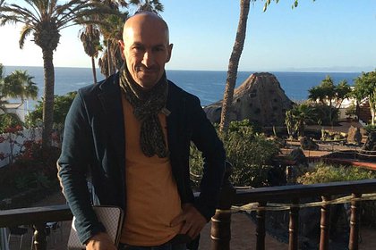 Мужчина домогался незнакомок на пляже под видом терапии прикосновений