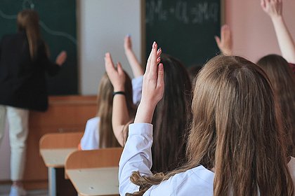 Стали известны подробности об обвинивших учительницу в совращении российских школьниках