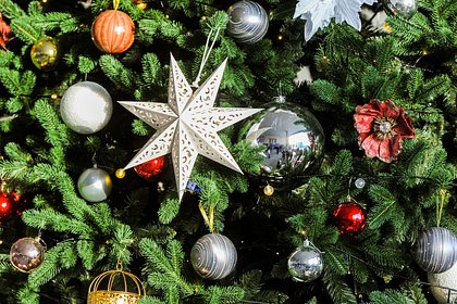 Российские бойцы украсили новогоднюю елку трофейным дроном