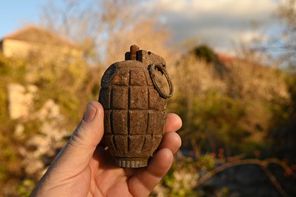 Мужчина разбирал сарай и нашел боевую гранату в коробке из-под конфет