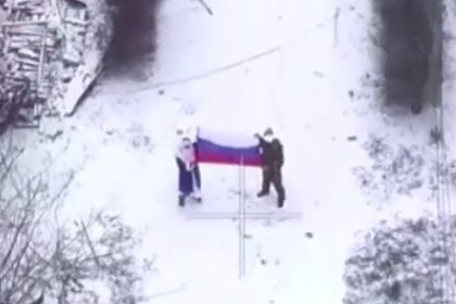 Российский военный в костюме Деда Мороза развернул триколор в Димитрове