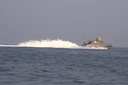 Экипаж убегающего от американских военных танкера нарисовал на борту российский флаг