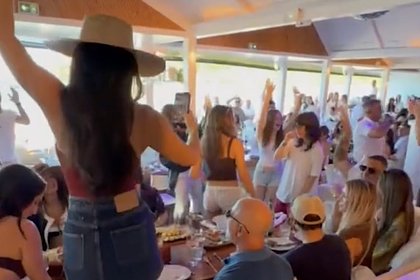 Танец жены миллиардера Безоса в мини-юбке попал на фото