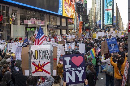 Несколько тысяч американцев в Нью-Йорке вышли на митинг против политики Трампа