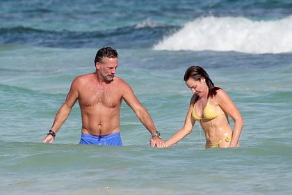 60-летнюю телеведущую в крошечном бикини сняли во время интимного момента с возлюбленным