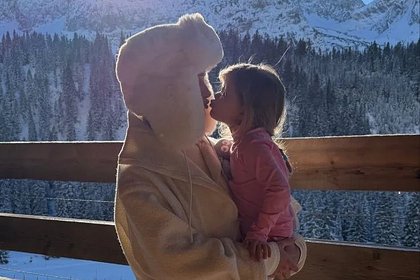 Возлюбленную Джейсона Стэйтема заметили в шапке-ушанке