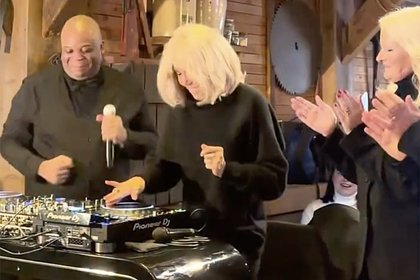 Жена Макрона стала диджеем в Диснейленде