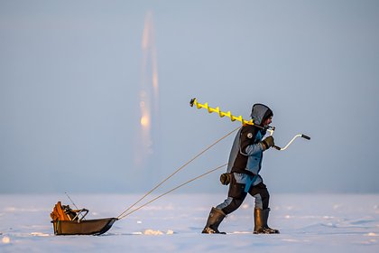 В российском городе гигантские трещины на льду разделили рыбаков