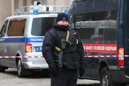 Тело голого мужчины нашли на козырьке подъезда в Москве