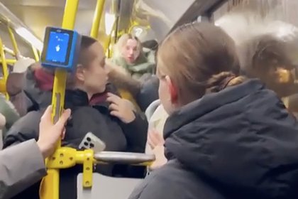 В российском городе беременная девушка подралась с пенсионером в автобусе
