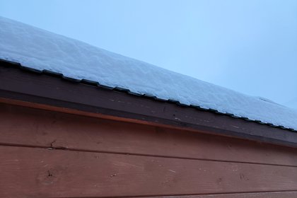 В Подмосковье под тяжестью снега обрушилась крыша дома