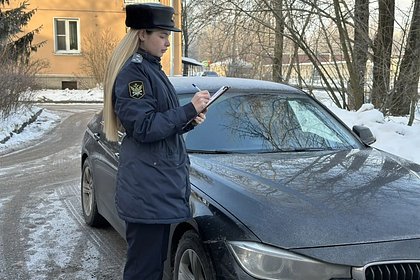 Петербуржец отсудил более миллиона рублей за рухнувший на авто лед