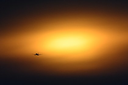 Военный самолет с грузом денег рухнул на шоссе в Боливии