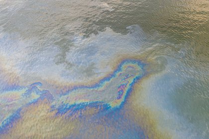 Российские туристы сняли на видео разлив мазута у берегов Шри-Ланки