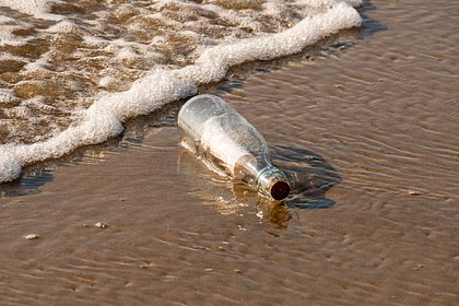 Мужчина нашел на берегу бутылку с посланием из другой страны