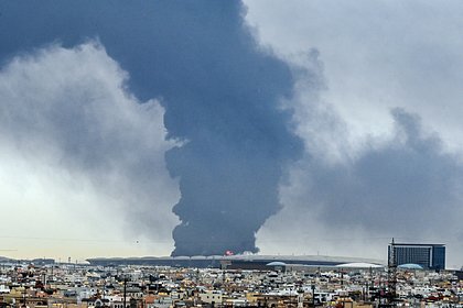 В международном аэропорту Кувейта вспыхнул сильный пожар после атаки дрона