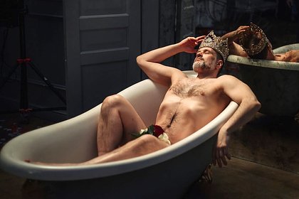 Муж Екатерины Шпицы снялся обнаженным в честь дня рождения