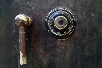 Женщина нашла во время ремонта дома загадочный сейф и открыла его