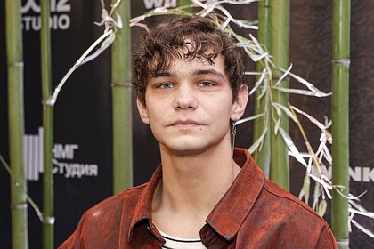 Звезда «Слова пацана» похвастался умением построить дом и провести проводку