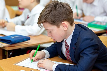 Психолог предостерегла родителей от платы детям за хорошие оценки