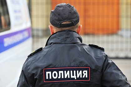 Силовик оказался на капоте россиянина