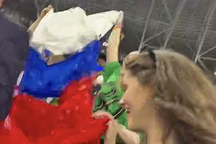 Жена Сафонова показала сбор вынесенного на поле российского флага